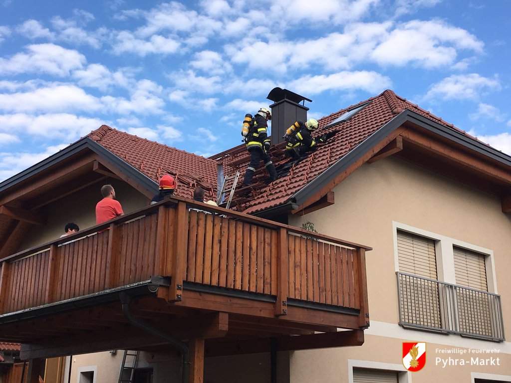 Foto: Feuerwehrmänner mit Atemschutzausrüstung am Aussendach