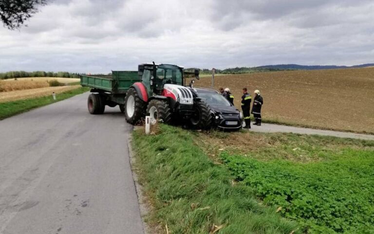Foto: Der mit dem Traktor verkeilte PKW