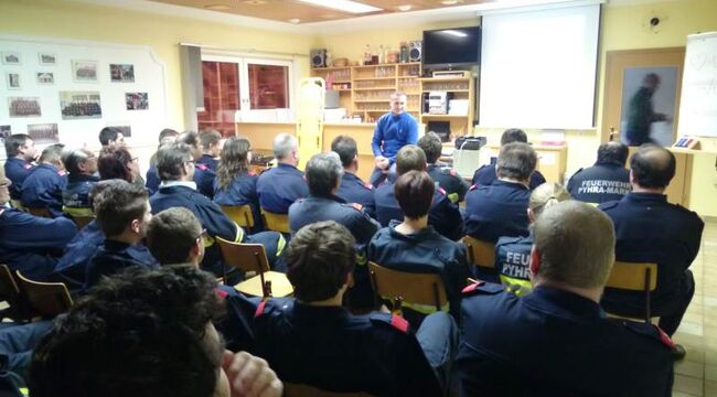 Theorie im Lehrsaal Foto: Etwa 50 Feuerwehrkameraden bei einer theoretischen Ausbildung im Lehrsaal (von hinten fotografiert)