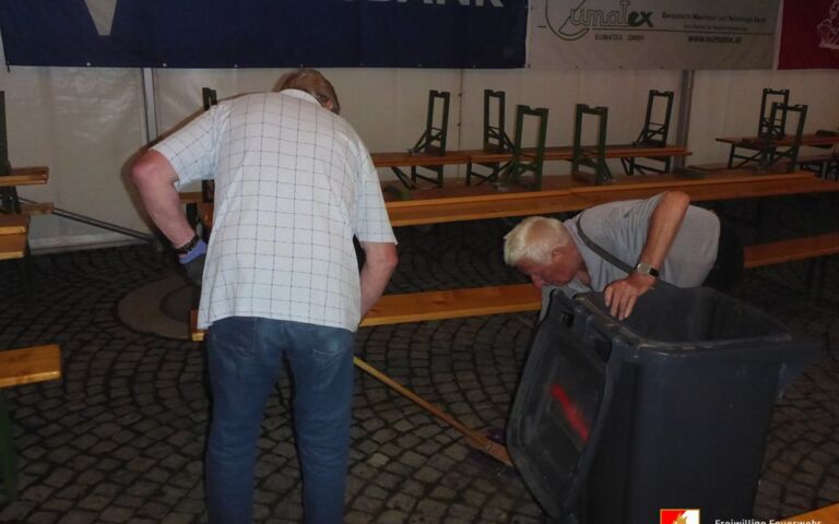 Freiwillige Helfer beim Aufkehren im Festzelt