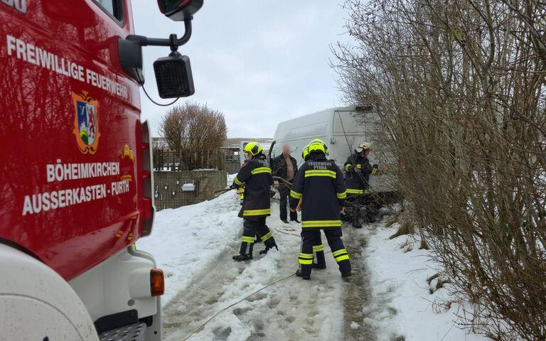 Feuerwehrleute der Freiwilligen Feuerwehr Ausserkasten-Furth bergen einen Van aus dem Schnee auf einer Landstraße.