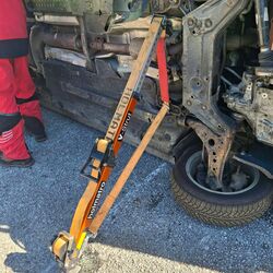 Ein Holmatro-Werkzeug wird verwendet, um ein umgestürztes Fahrzeug zu stabilisieren und sicher zu bearbeiten.