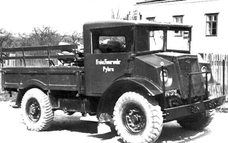 Schwarz-Weiß-Foto: Ford Pritschenwagen aus Kanada