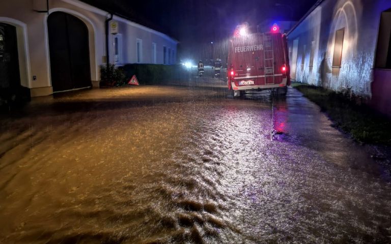 Foto: Die überflutete Fahrbahn in Schnabling