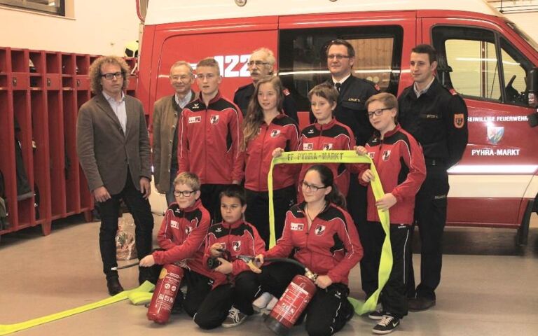 Foto: Sponsor DI Lang mit Bgm. Schmitzer und Feuerwehrjugend
