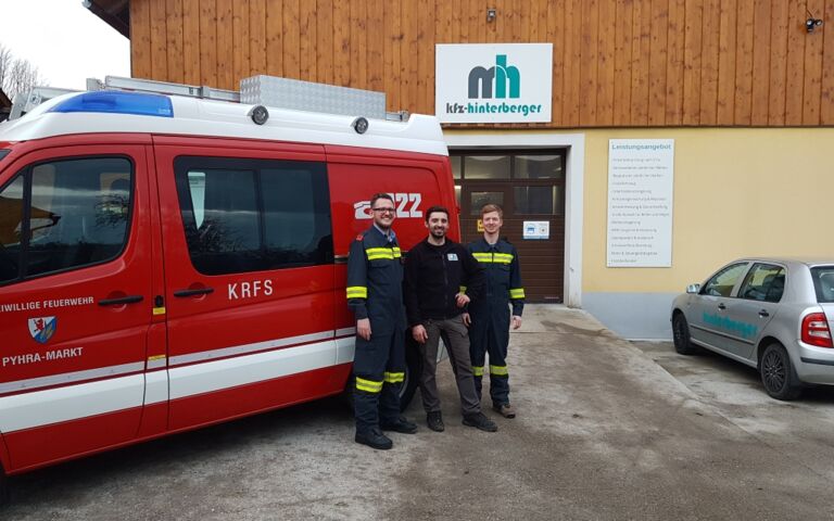 Foto: Unser KRF-S vor der Firmenhalle