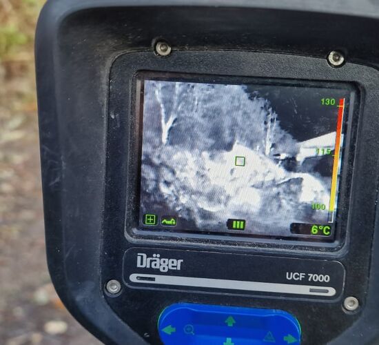 Die Wärmebildkamera zeigt im Inneren des Grünschnitthaufens 6°Celsius