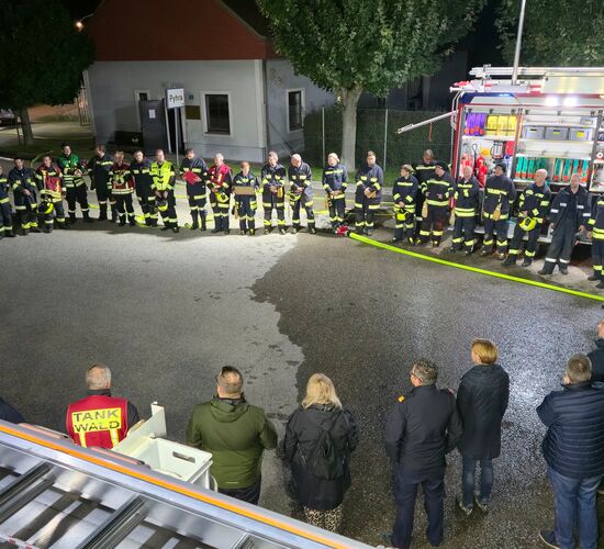 Alle anwesenden stehen während der Nachbesprechung im Kreis zwischen 2 Fahrzeugen