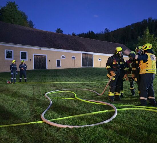 Der Atemschutztrupp aus Pyhra erhält vom Einsatzleiter den Einsatzbefehl
