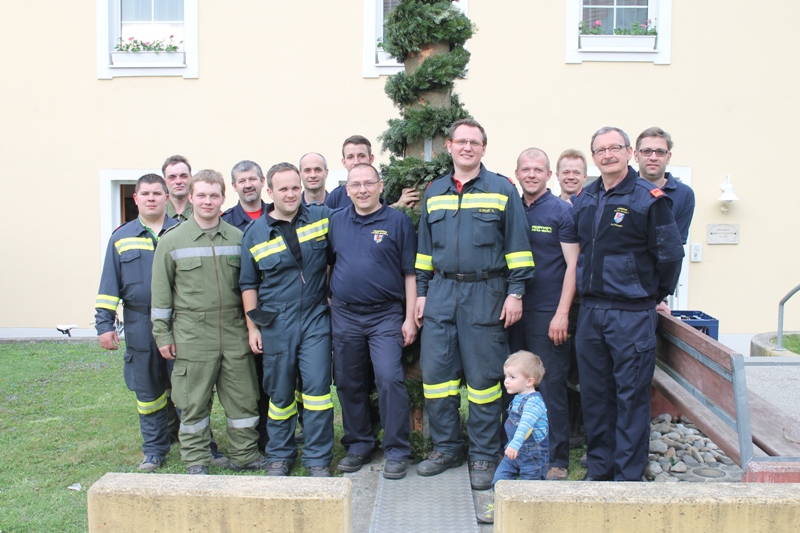 Foto: Die Mannschaft der FF Pyhra vor dem aufgestellten Maibaum