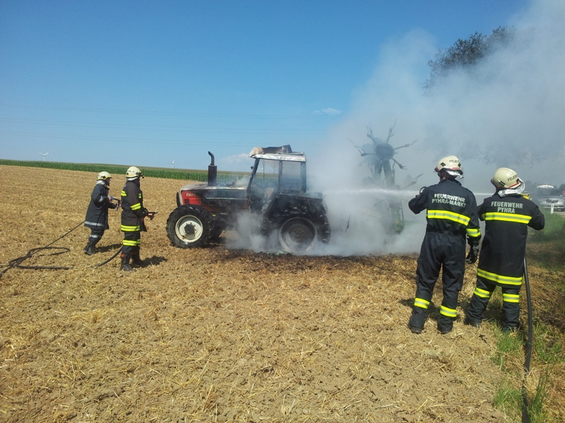 Foto: Unsere Mannschaft bekämpft den Traktorbrand