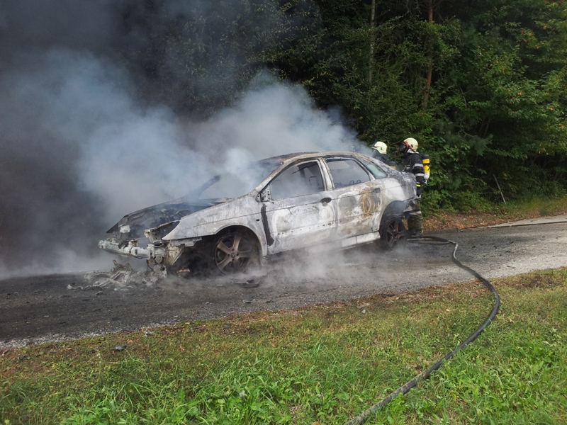 Foto: Das brennende Fahrzeug wird gelöscht