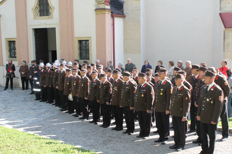 Foto: Die Mannschaft in Reih und Glied vor der Pfarrkirche Pyhra