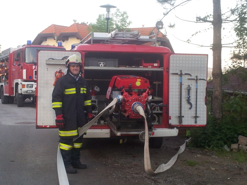 Foto: Maschinist VM Matthias Hagenauer vor der Einbaupumpe im KLF