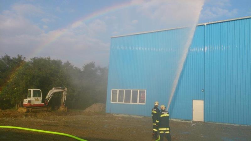 Foto: Der Brand wird mit einem B-Rohr bekämpft