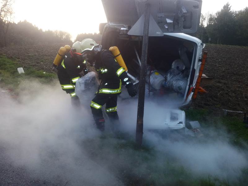 Foto: Ein Behälter mit flüssigem Sauerstoff wird aus dem KFZ geborgen