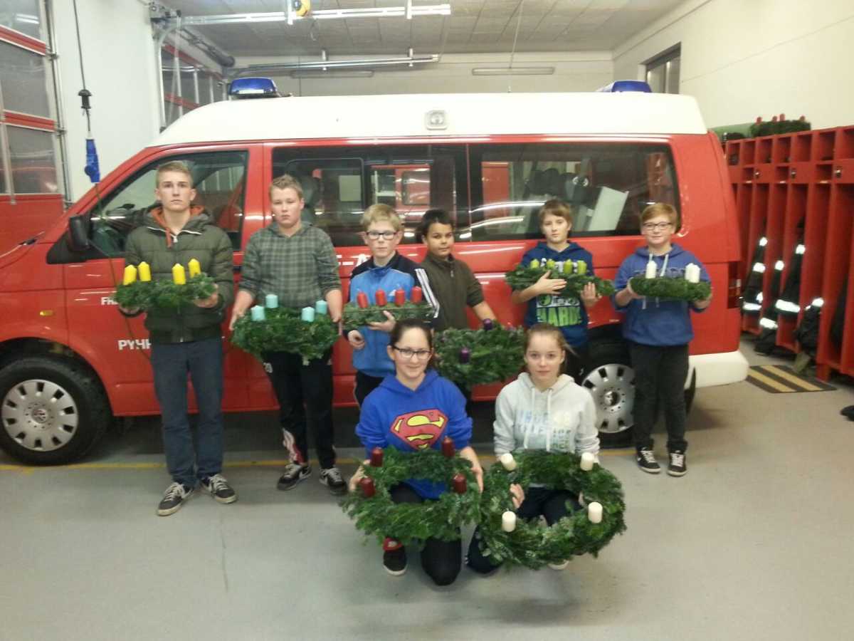 Foto: Unsere Jugend mit den fertigen Adventkränzen