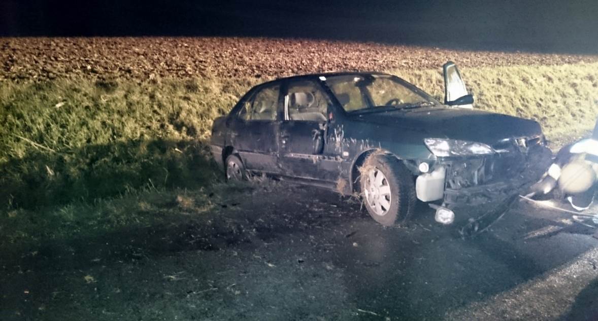 Foto: Das an der Front schwer beschädigte Fahrzeug steht quer zur Fahrbahn mit dem Heck im Straßengraben