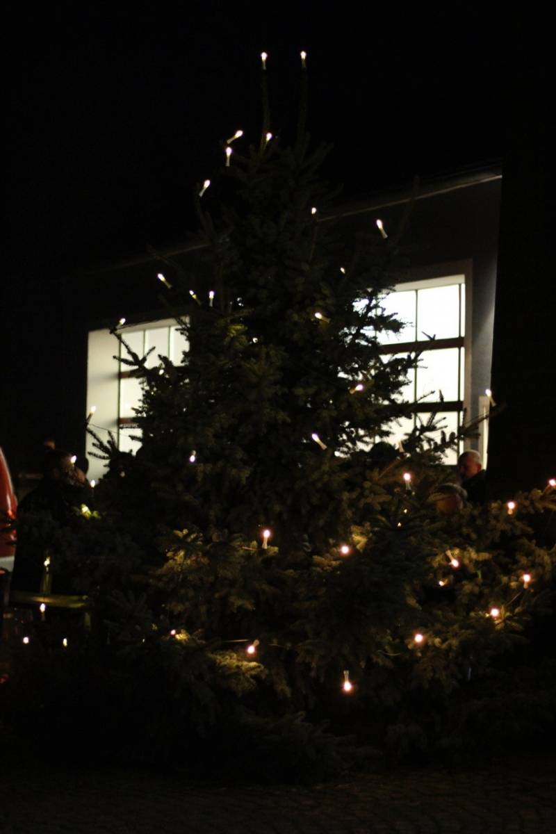 Foto: Der beleuchtete Weihnachtsbaum vor dem Feuerwehrhaus