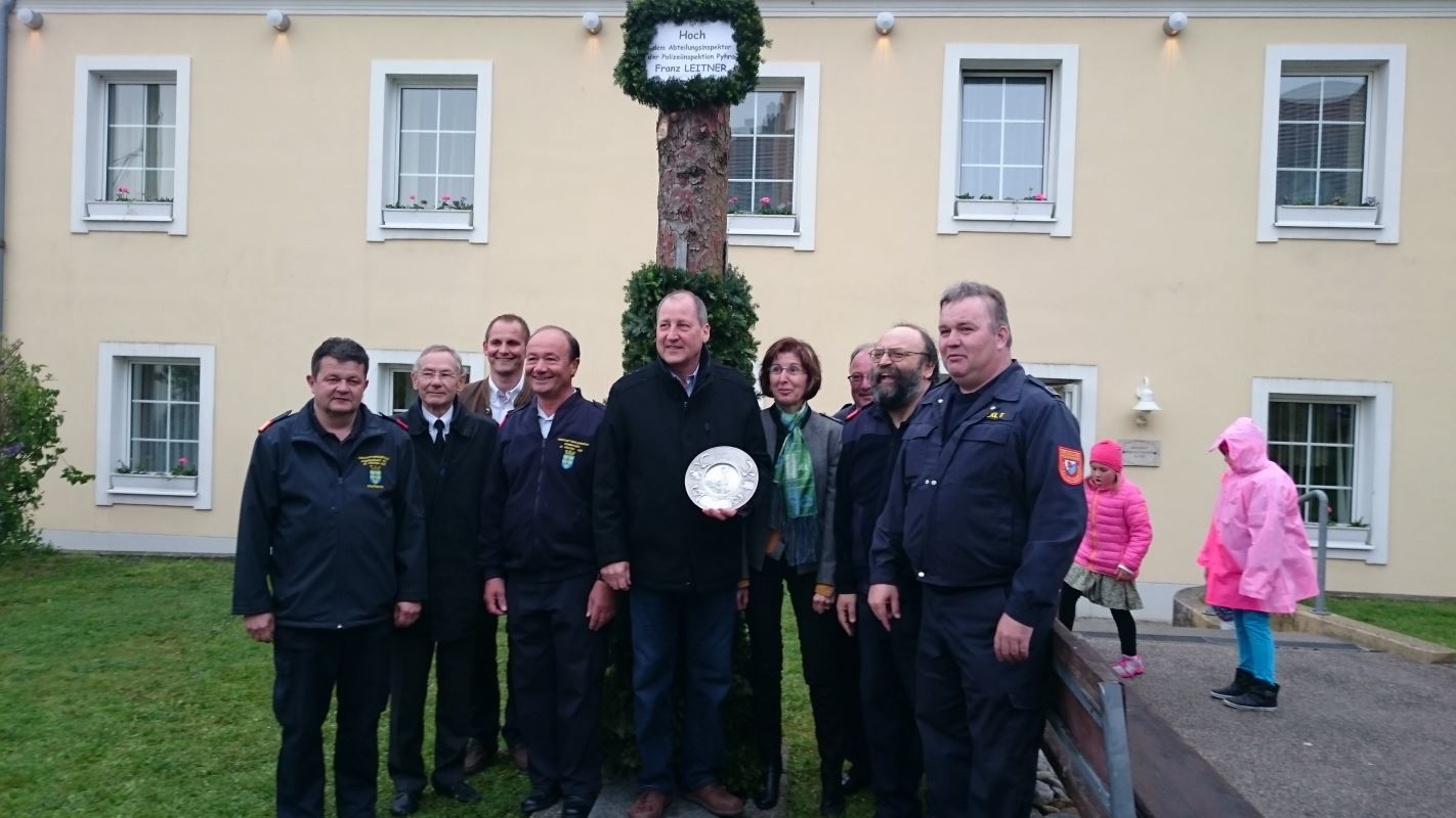 Foto: Die Ehrengäste vor dem geschmückten Maibaum
