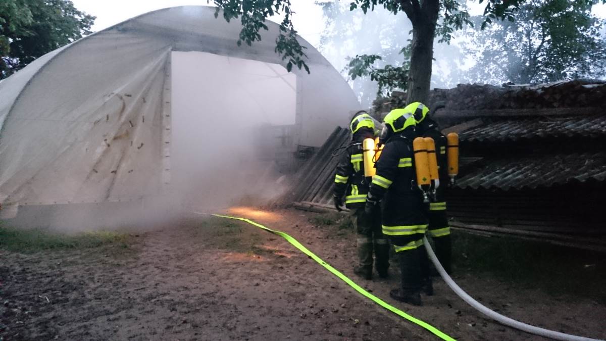 Foto: Ein Atemschutztrupp vor dem (simulierten) Brandobjekt