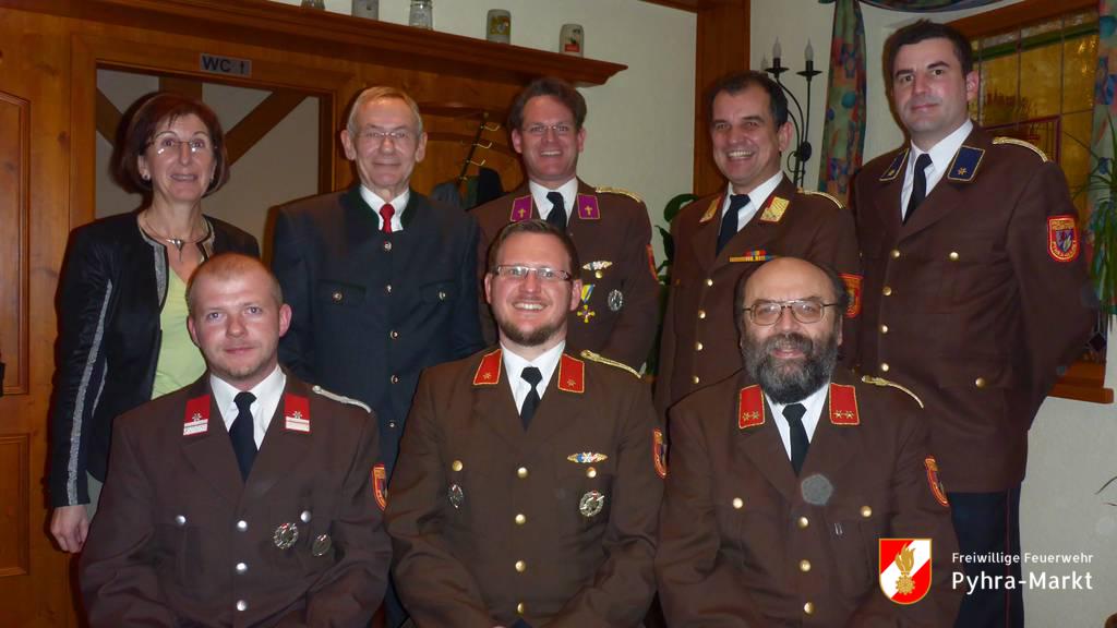 Foto: Das neue Kommando mit Vertretern aus Politik und Feuerwehrwesen