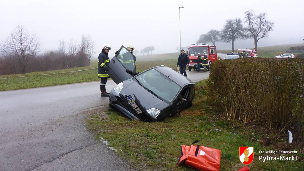 Foto: Das Fahrzeug im Straßengraben