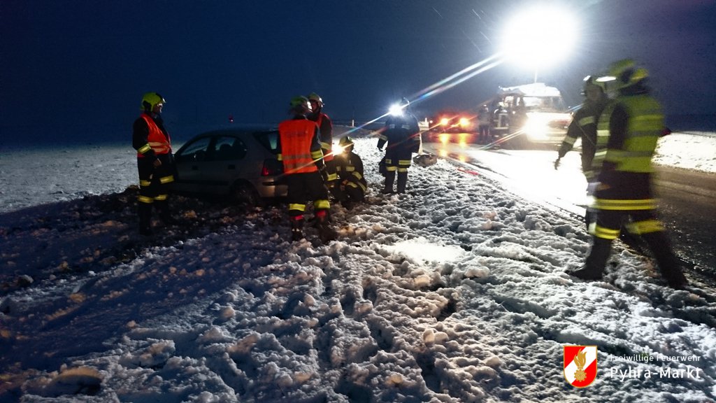 Foto: Das Fahrzeug etwa 4 Meter vom Fahrbahnrand im Acker