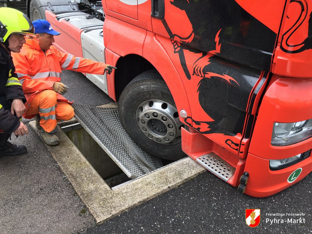 Foto: Der LKW-Lenker erklärt die Situation