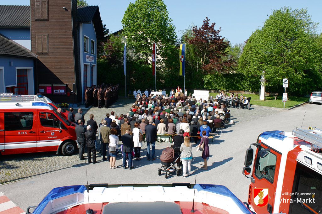Foto: Die versammelte Gemeinde bei der Feldmesse vor dem Feuerwehrhaus