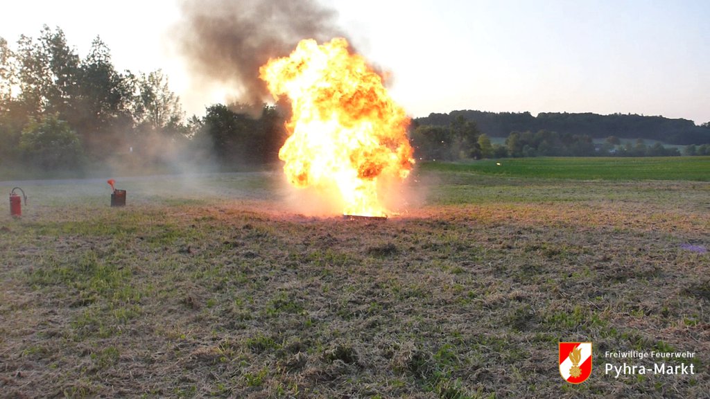 Foto: Die explodierte Spraydose verursacht einen mehrere Meter hohen Feuerball