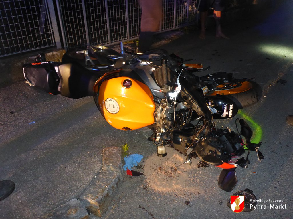 Foto: Das verunfallte Motorrad liegt auf dem Gehsteig