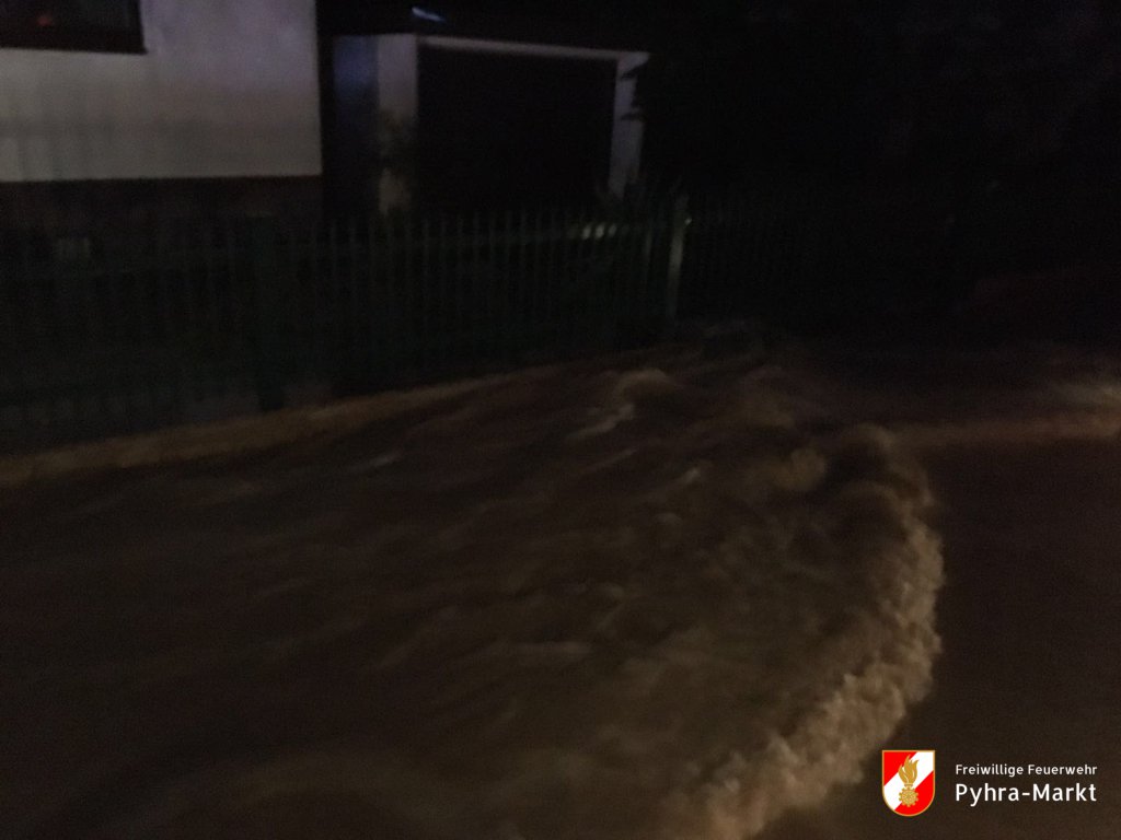 Foto: Die Hauptstraße in Heuberg wird mit etwa 15cm schlammigem Wasser überflutet