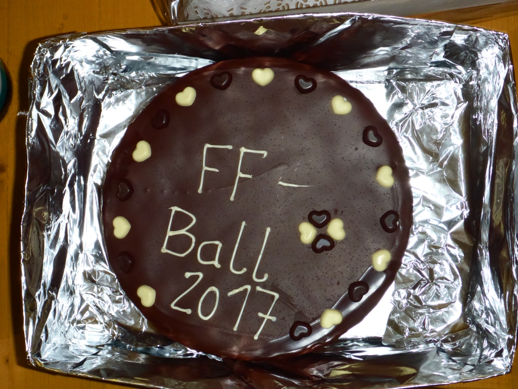 Foto: Eine Torte mit Schokoladeüberzug und dem mit Zuckerguß geschriebenen Wortlaut FF Ball 2017