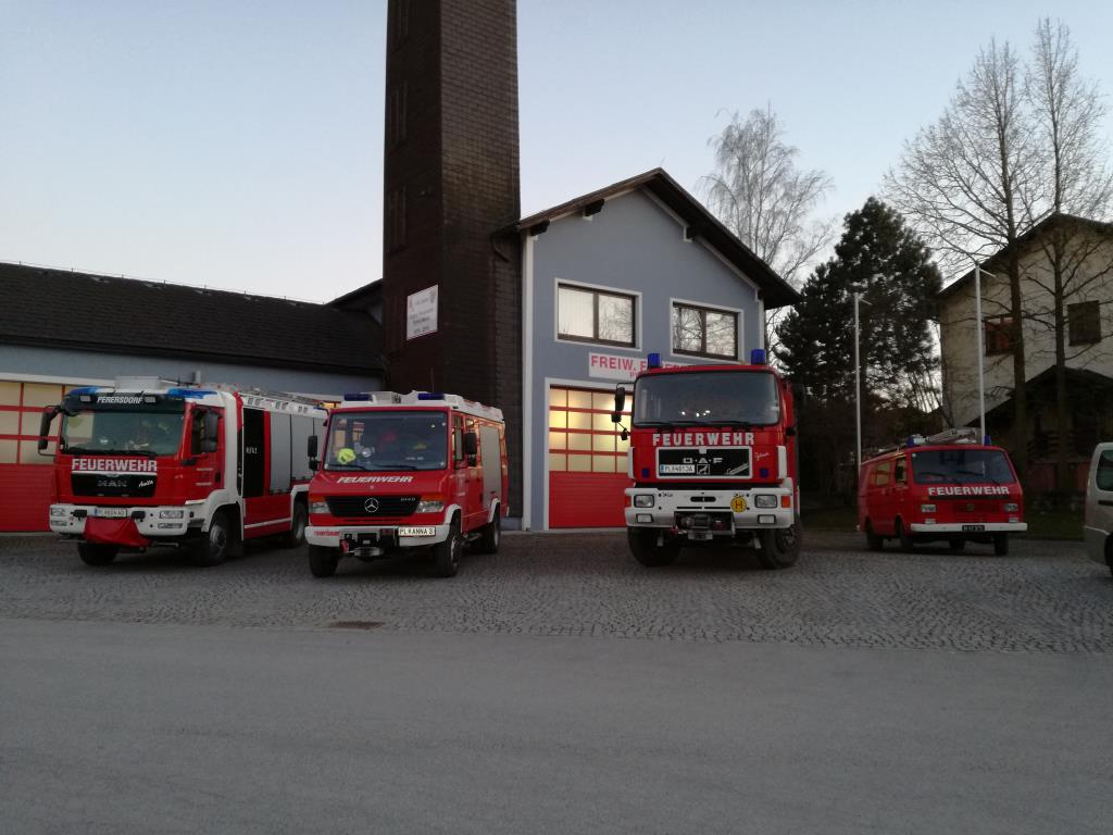 Foto: Die Feuerwehrautos der FF Pyhra und der FF Perersdorf vor dem Feuerwehrhaus