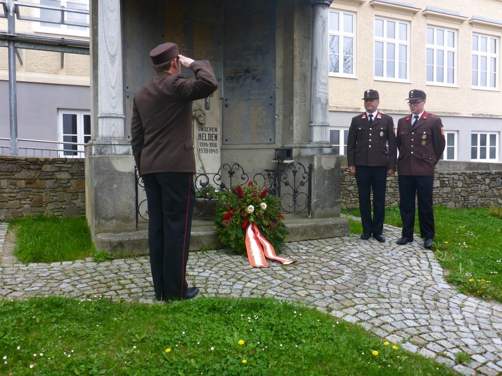 Foto: Kranzniederlegung beim Kriegerdenkmal zu Ehren der im Krieg gefallenen Feuerwehrkameraden