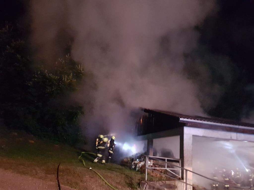 Foto: Der Scheunenbrand wird von mehreren Seiten von Atemschutzgeräteträgern gelöscht