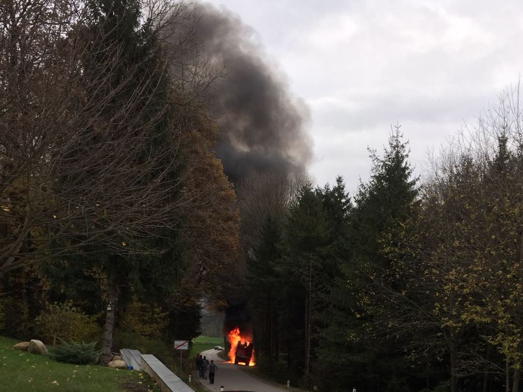 Foto. Der am Seitenrand abgestellte LKW in Vollbrand