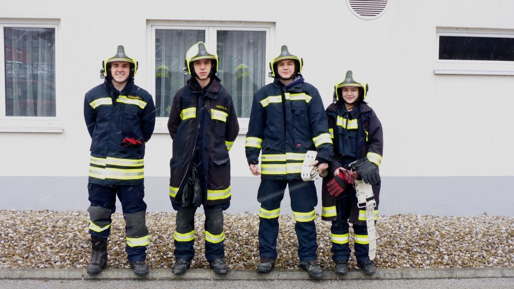 Foto: Unsere Teilnehmer an der Abschlussprüfung vor dem Feuerwehrhaus in Wagram