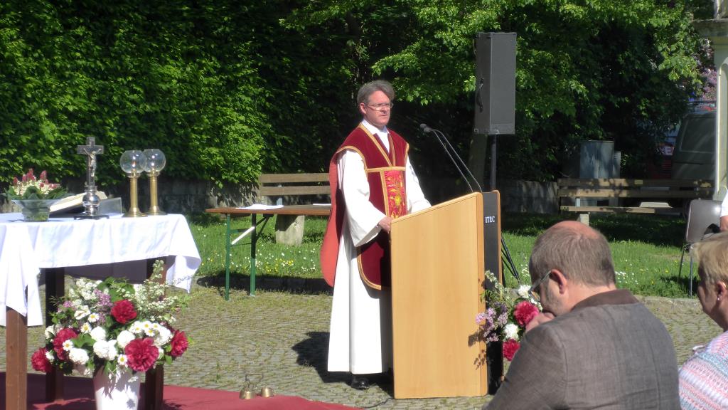 Foto: Pater Pirmin Meier liest die Feldmesse