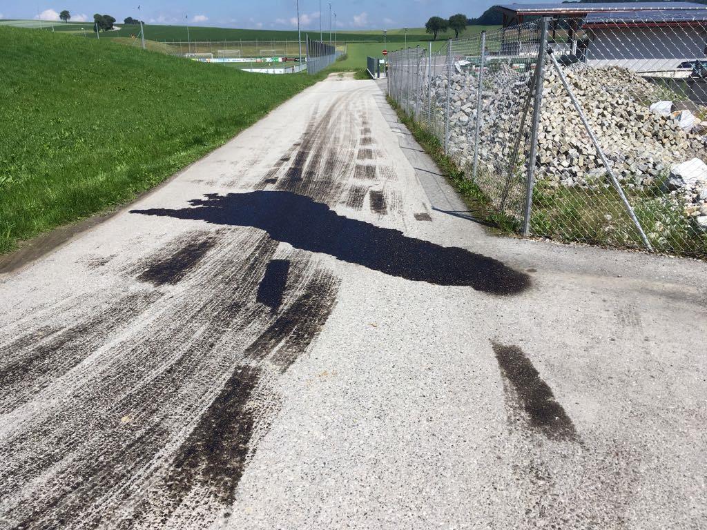 Foto: Der etwa 4 Meter lange und 1 Meter breite Ölfleck liegt quer über die Zufahrtsstraße