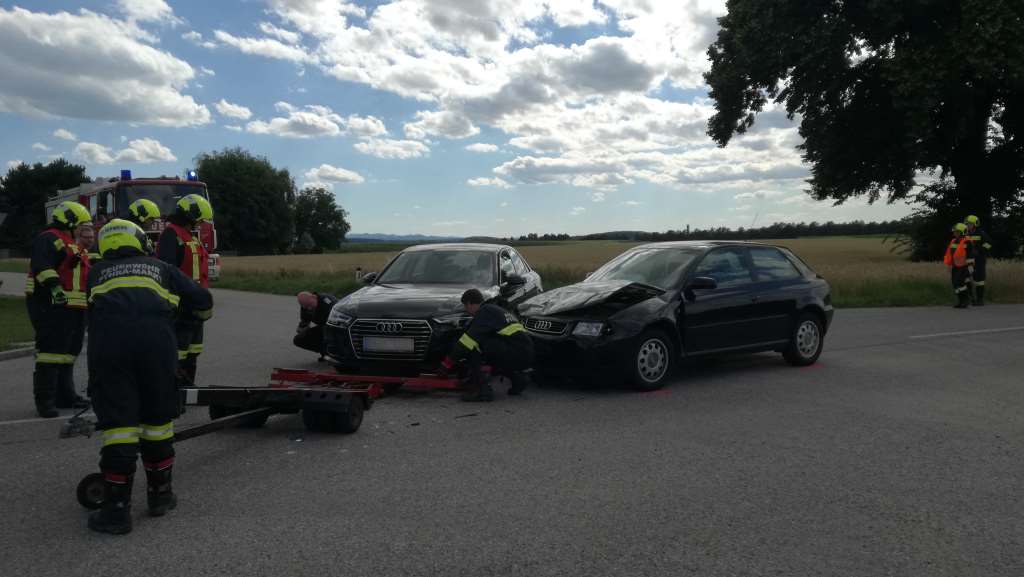 Foto: Die zwei zusammengestossenen Fahrzeuge an der Kreuzung