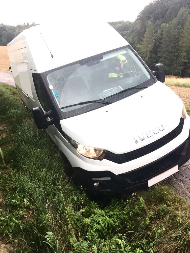 Foto: Der weiße Transporter ist mit der rechten Seite im Straßengraben