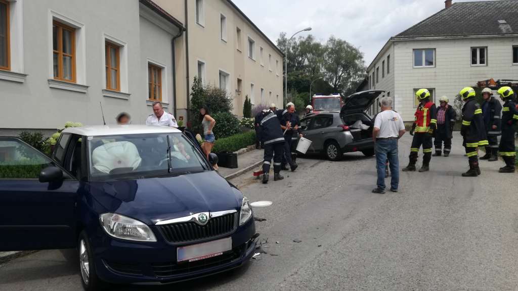 Foto: Die beiden verunglückten Fahrzeuge kamen quer zur Fahrbahn zu stehen