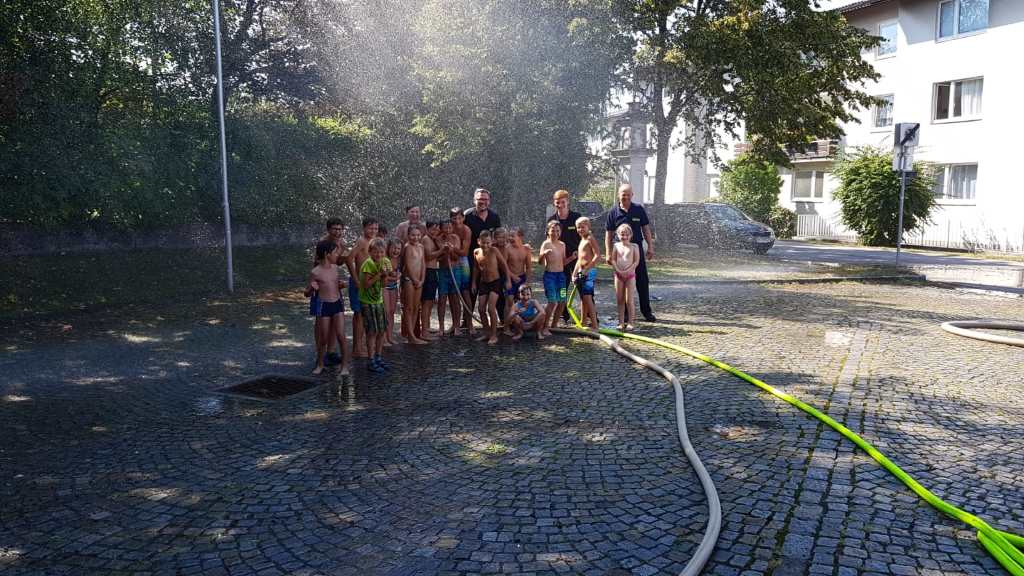 Foto: Die Gruppe Kinder mit Aufsichtspersonen vor der Mannschutzbrause