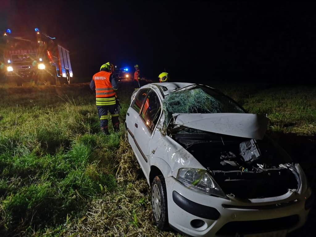 Foto: Das KFZ mit schwerem Frontalschaden im Feld