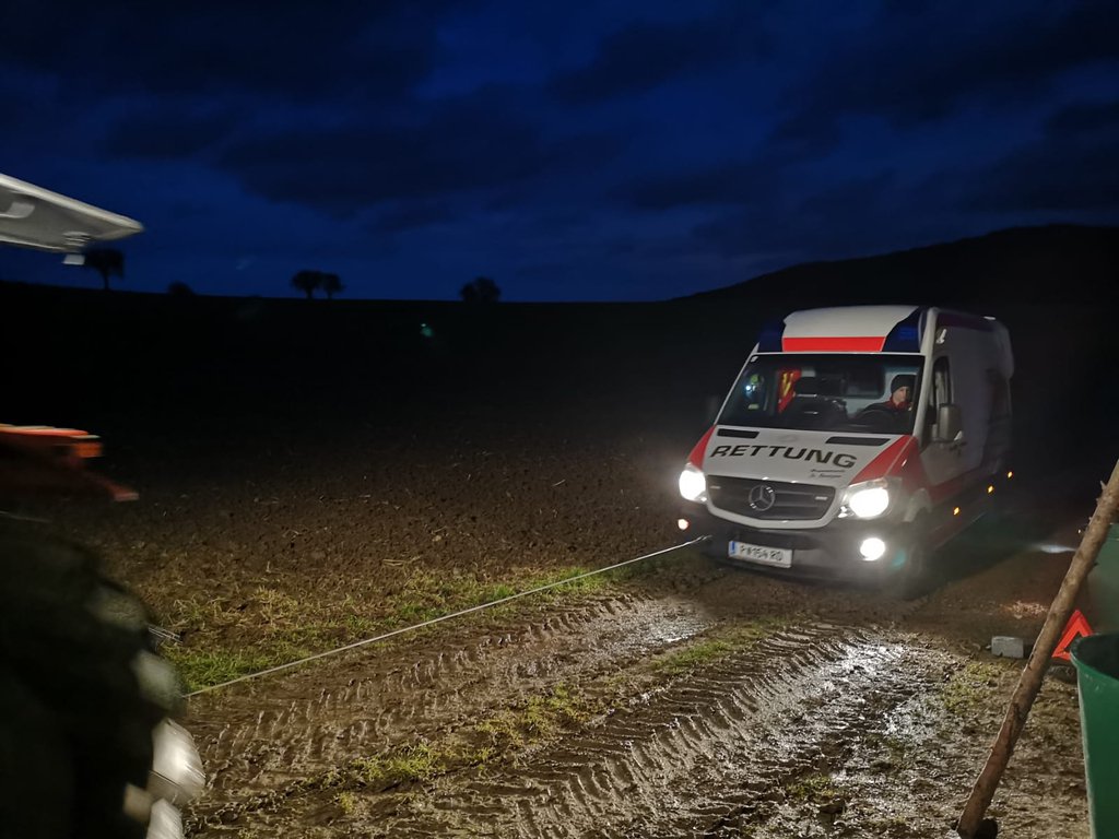 Foto: Der Rettungswagen steckt im Feldweg fest