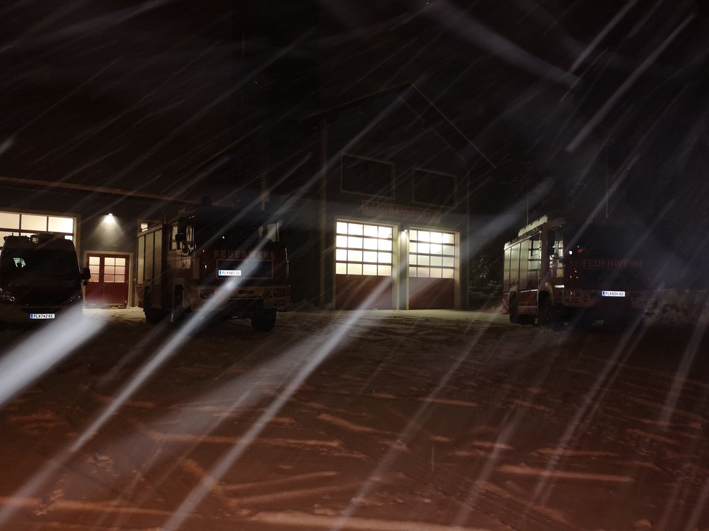 Foto: In Bereitschaft befindliche Fahrzeuge vor dem Feuerwehrhaus