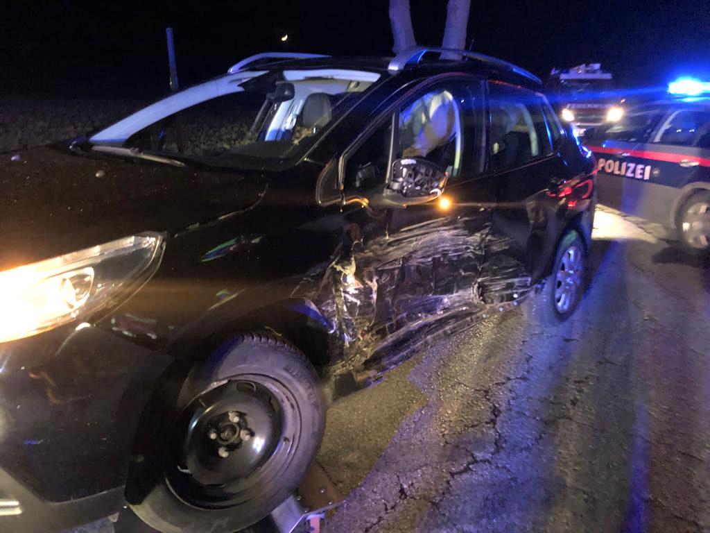 Foto: Ein auf der Fahrerseite schwer beschädigter PKW