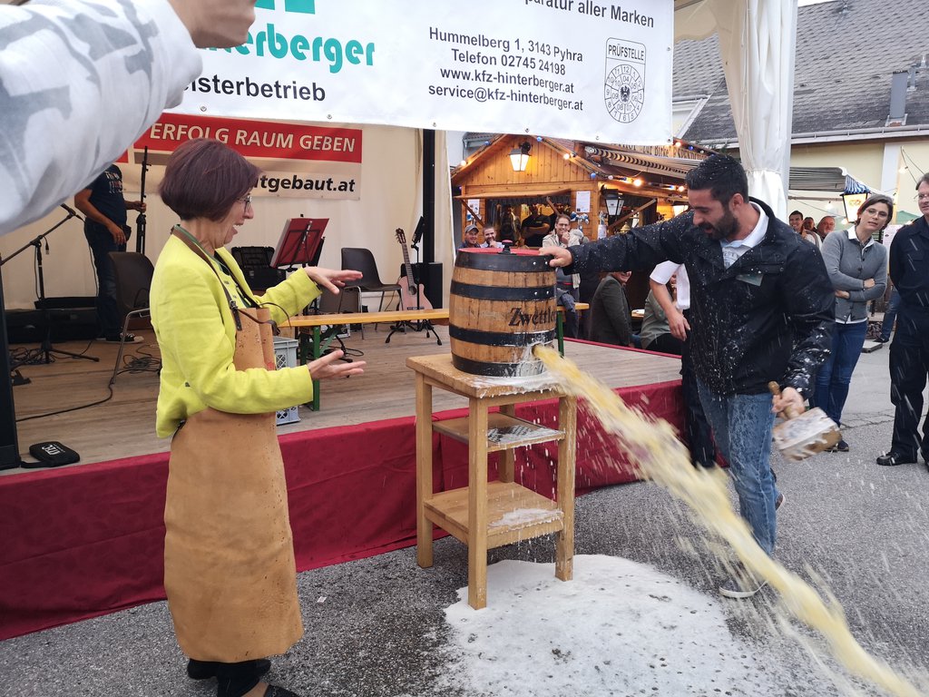 Foto: Das Bier läuft in einem kräftigen Strahl aus dem Fass aus